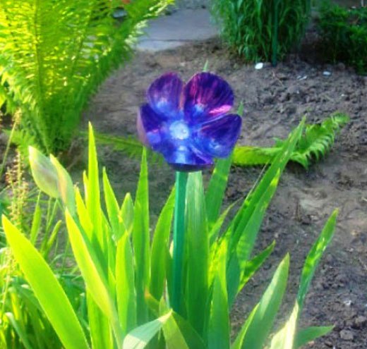 цветок пластиковый в кусте ириса