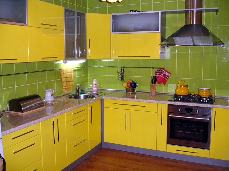 яркая желтая кухня