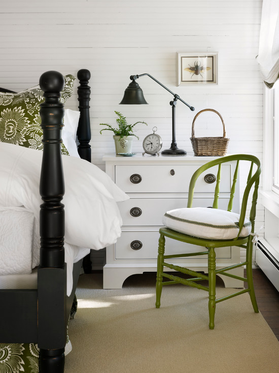 Бело-черная спальня с салатовым стулом и подушкой